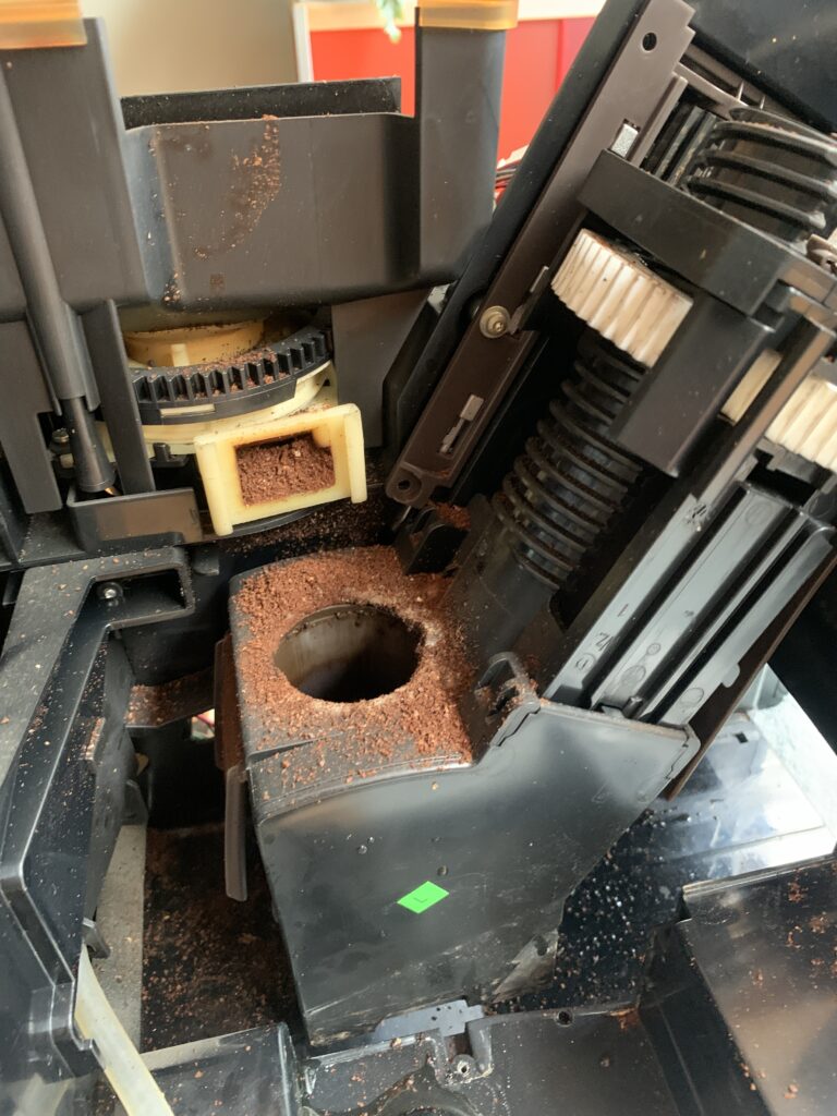 Vervuiling aan de binnenkant van een Jura C60.