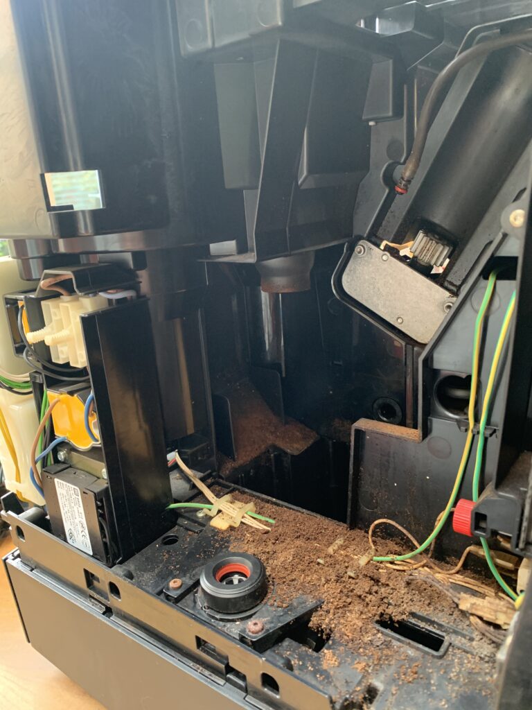 Veel koffieresidu rondom de zetgroep bij deze Jura Giga X8c.