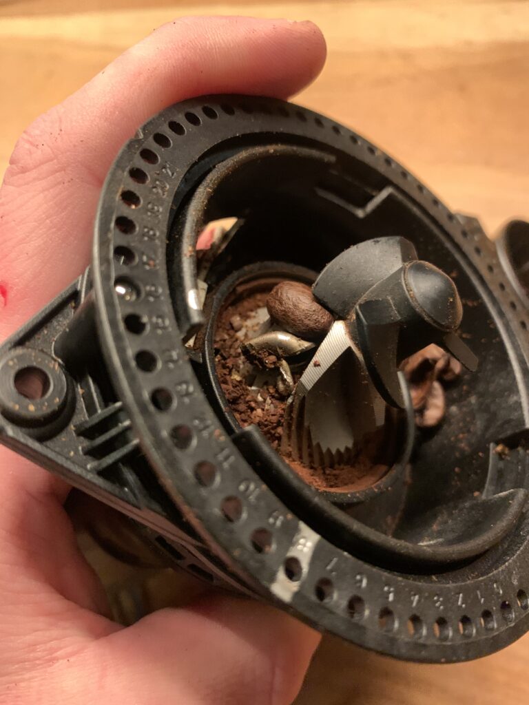 Een metalen voorwerp in de maalmolen van een Jura E8 EC.